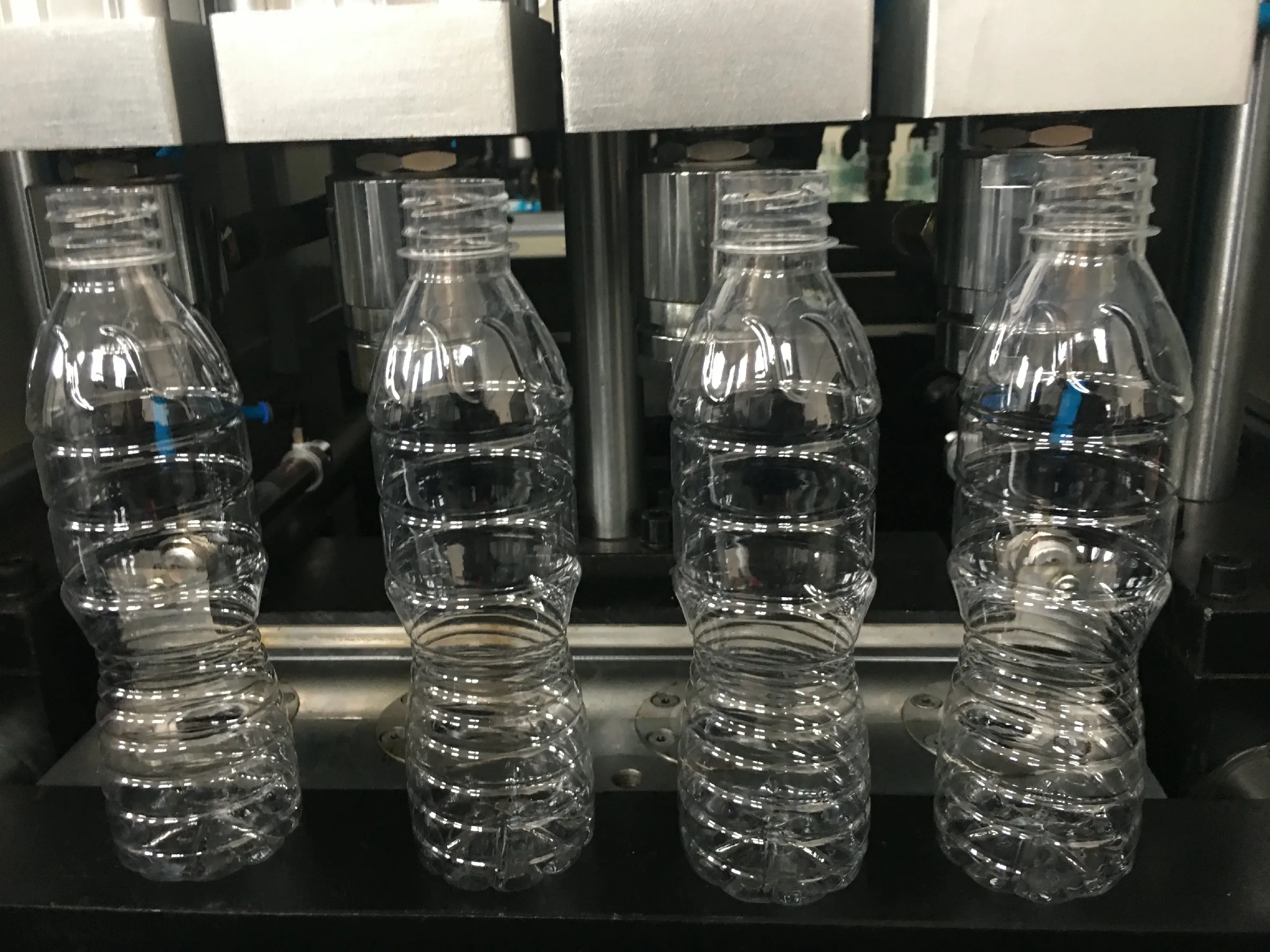 4cavity semi automatic PET bottle blowing machine price with preform autoloader