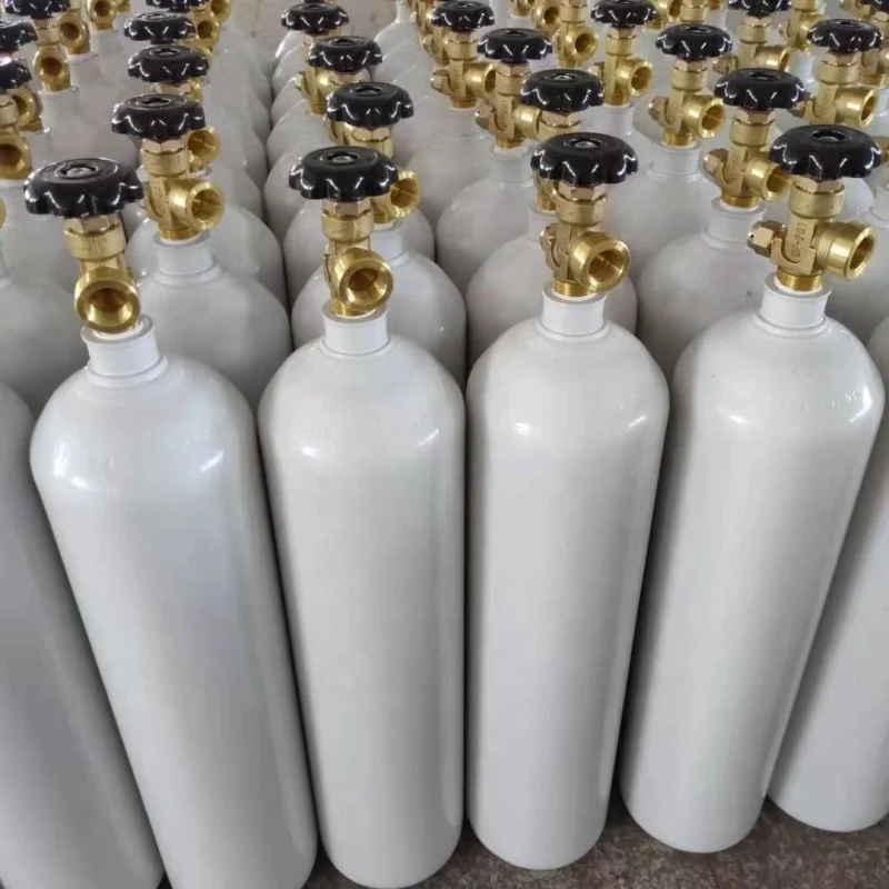 Голубые и белые газовые баллоны 2 л с индивидуальной