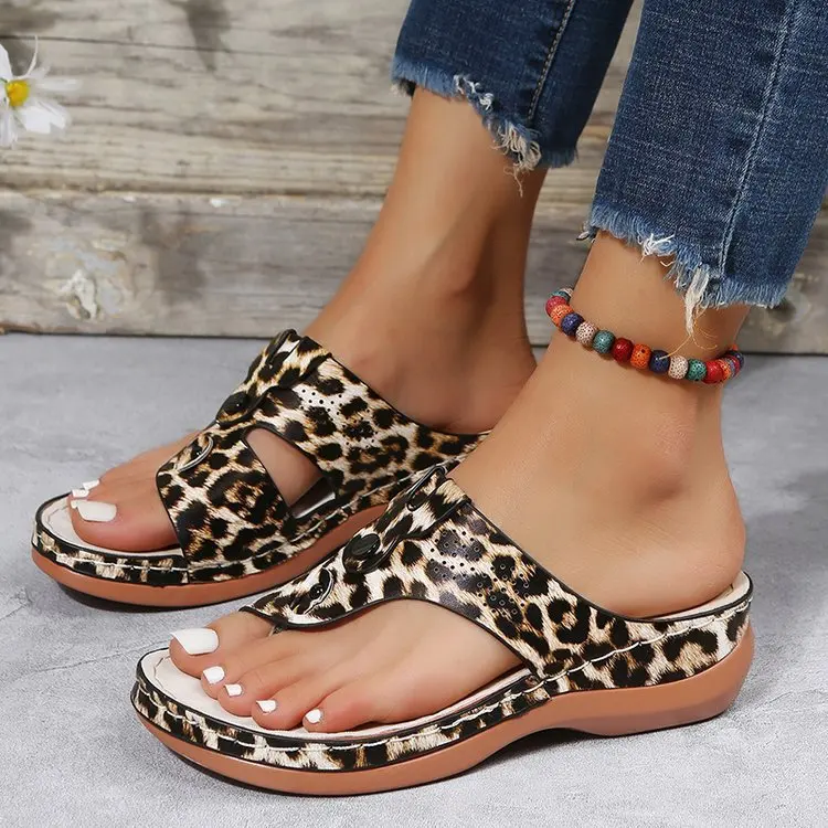 Wholesale new clip toe leisure large size shoes women outside wear wedge heels flat beach sandals