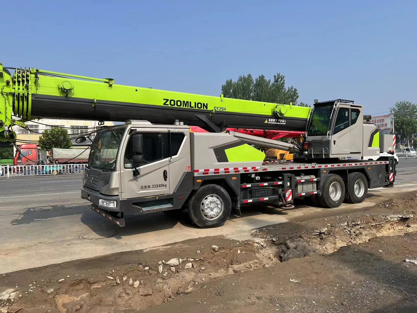 Second hand Zoomlion truck crane 25 ton mobile truck crane ZTC250 truck cranes