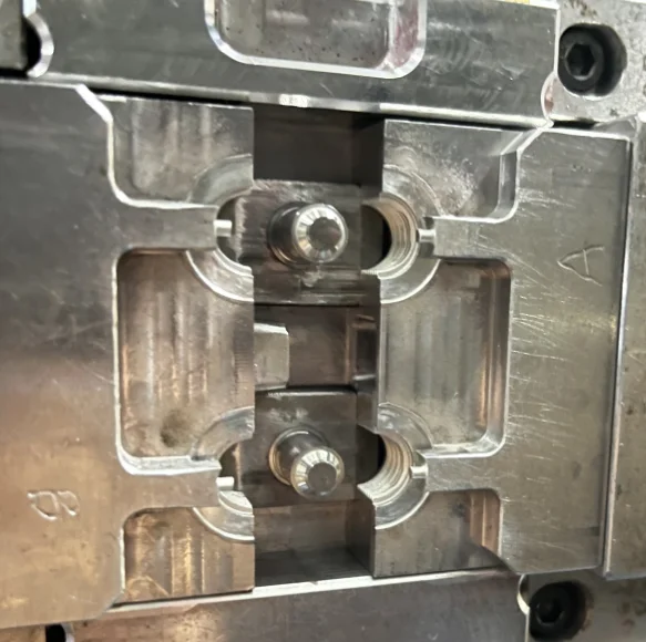 Mold design for internal and external threads