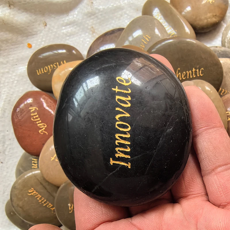 Смешанный кварцевый кристалл слово камень Гравий образец резервуар для декора из натуральных камней и минералов коробка с гравировкой на заказ речной скалы