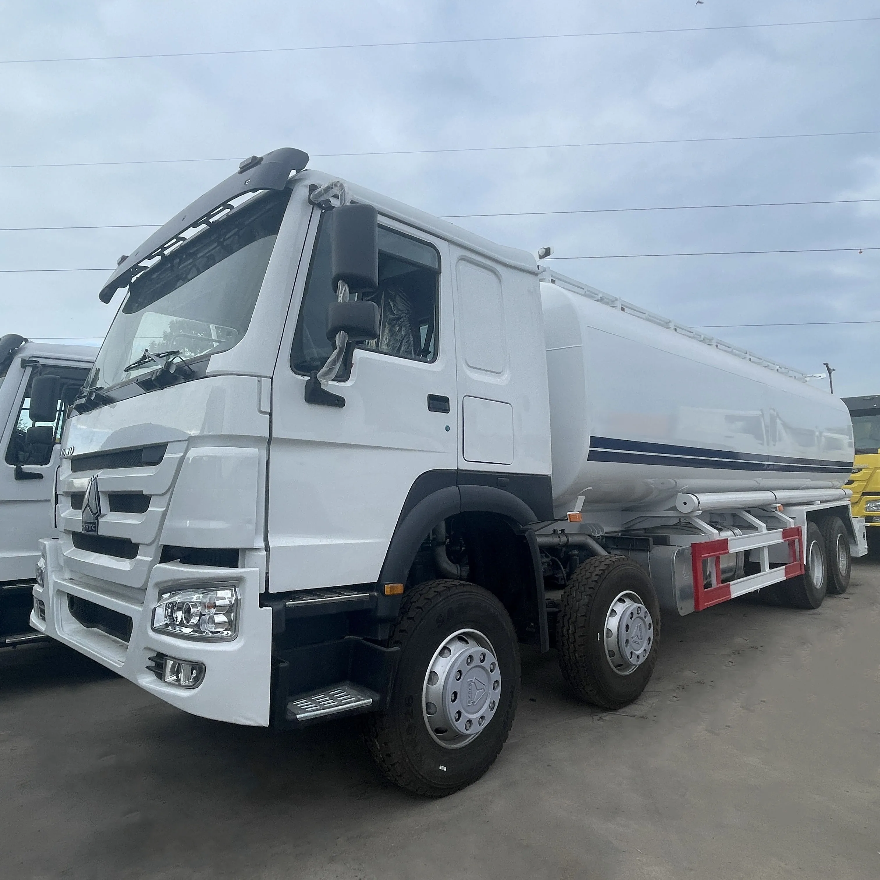 Китай HOWO 4*4 10000 литров CLW5412 CYYAL противотопливный Автоцистерна мобильный с баком
