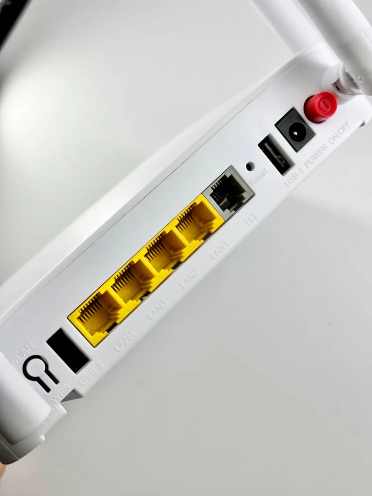 optical fiber F680 equipment ONU Hot Selling   AX3000 dual band GPON XPON ONU 4GE 1POTS 2 POTS 1USB  4 antennas  F680