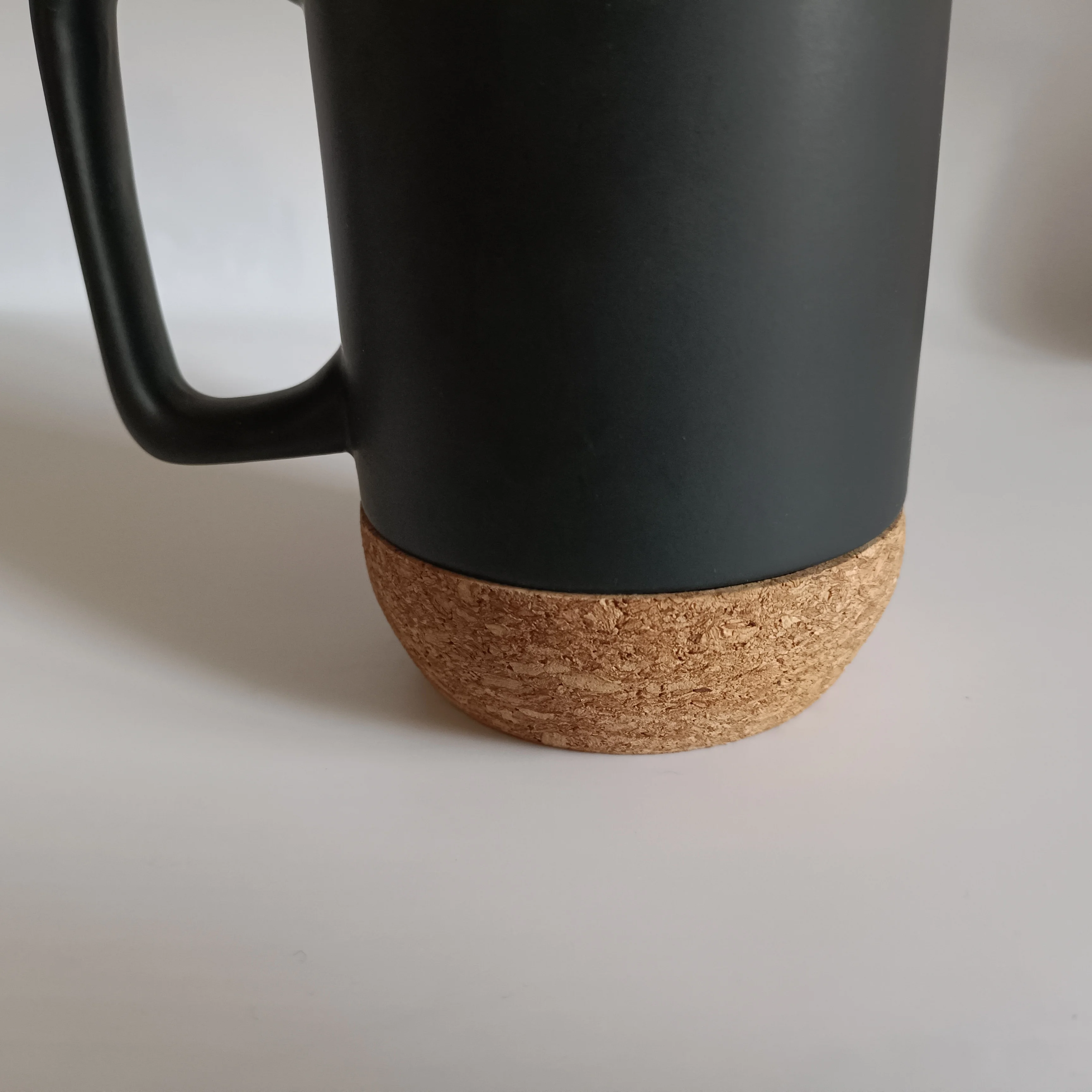 Eco-friendly outer matte glaze  inside shiny glaze finished ceramic coffee mug  with handle and cork bottoms