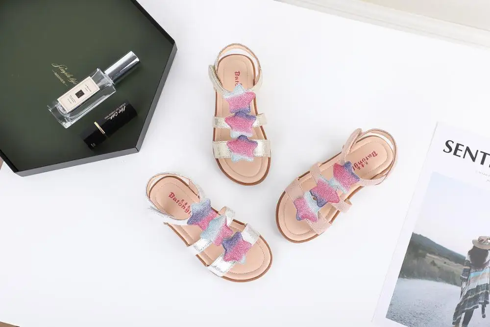 2022 модная Новая летняя одежда для девочек. Сандалии с одной мягкой подошвой и пятью звездами и цветами, детская повседневная обувь