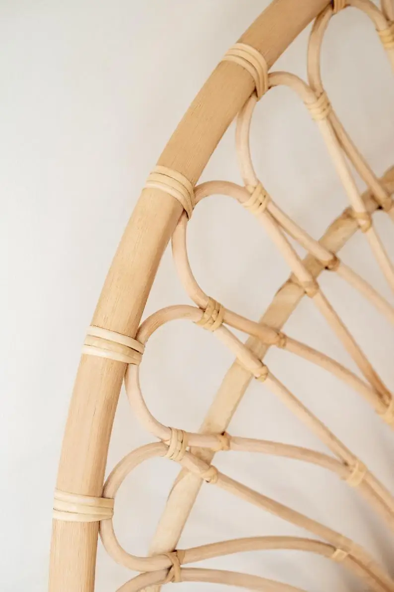  Подголовник из ротанга в форме ладони