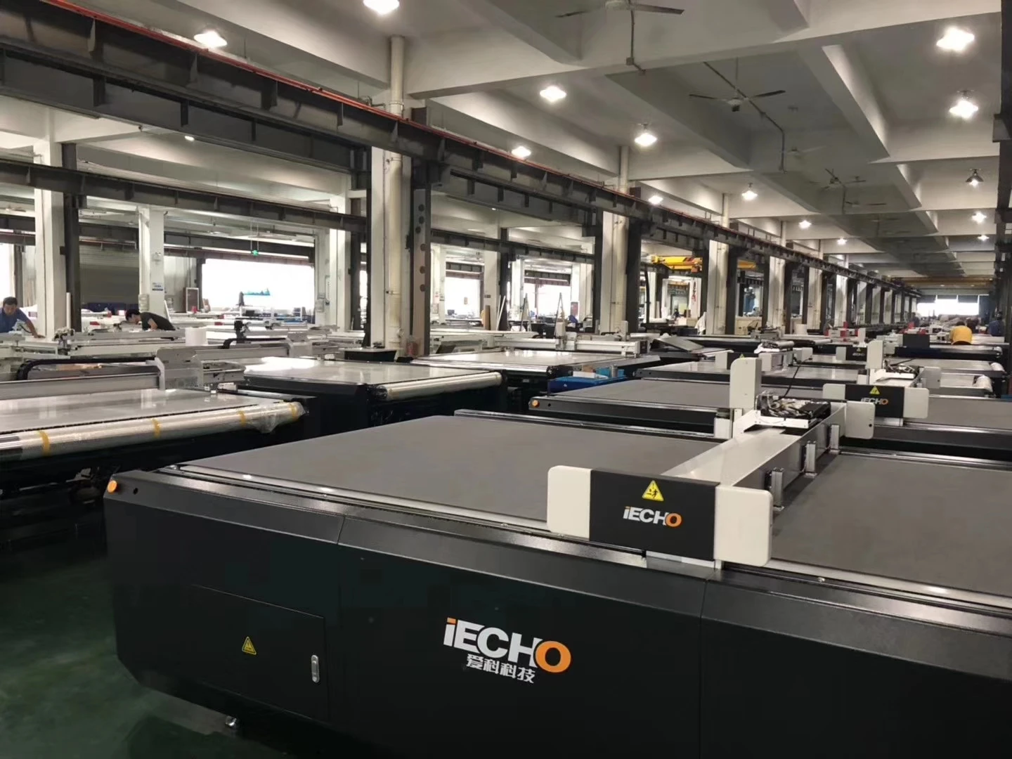 
IECHO TK4S automatic cutting machine for advertising and packaging industry 