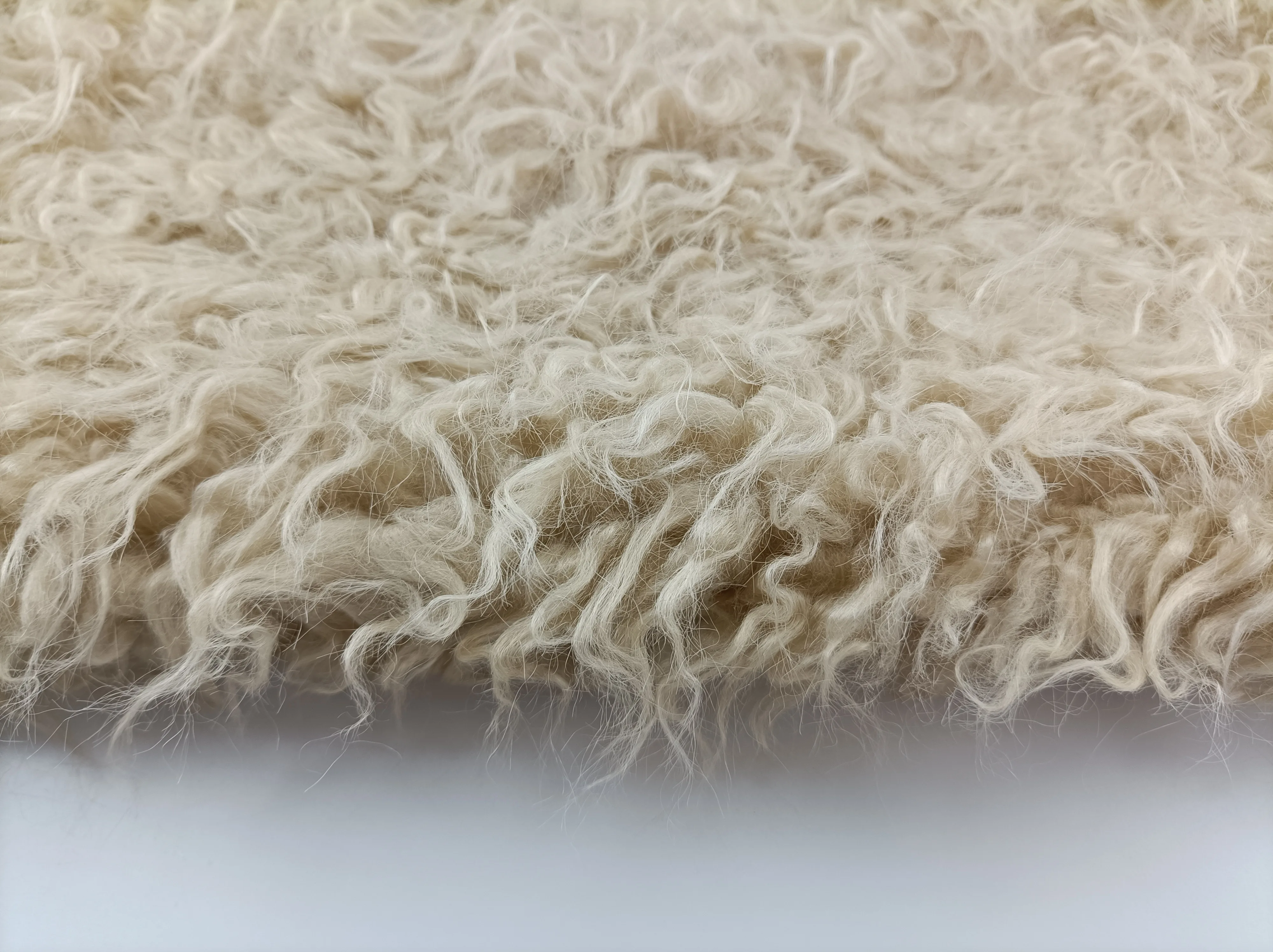 Elegant Long Pile Curly Faux Fur High Pile Imitation Sheep Fur Fabric for Bag/Collar/Overcoat