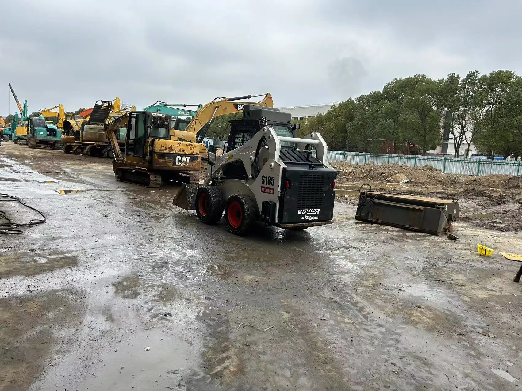 Оригинальный погрузчик с бортовым поворотом Bobcat S18