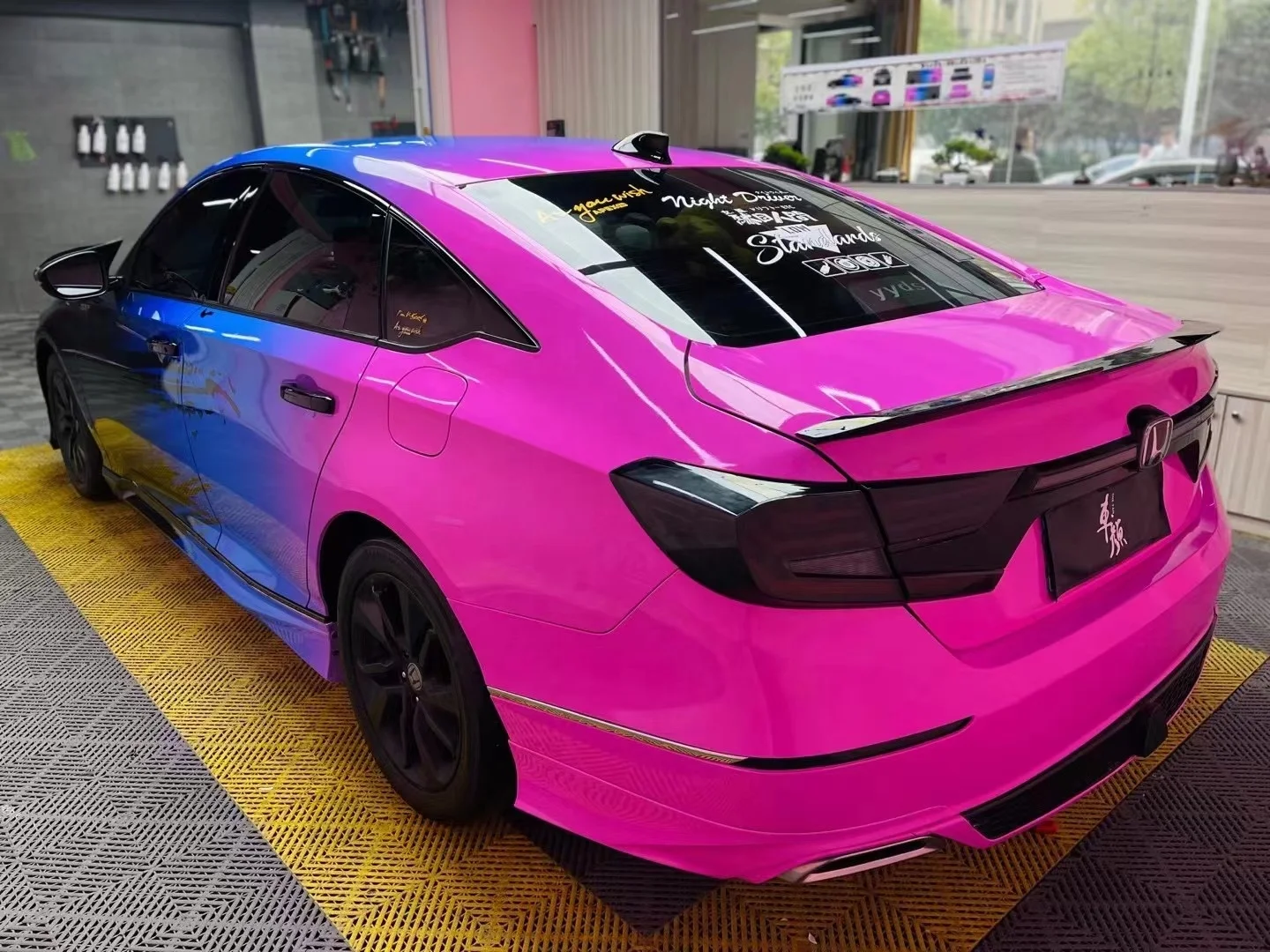 Hot selling car custom vinyl black blue pink custom gloss color changing film Car color changing dragon painting protective film