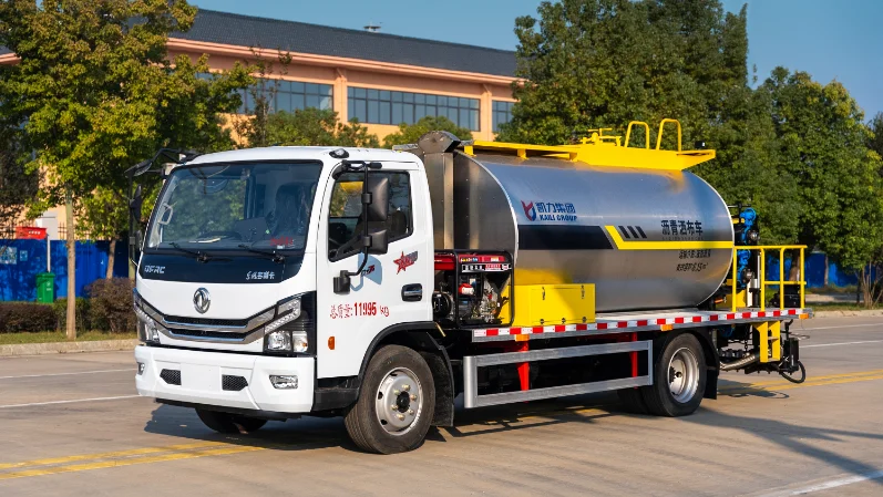 Intelligent Asphalt Distributor Truck Bitumen Emulsion Spreading Truck