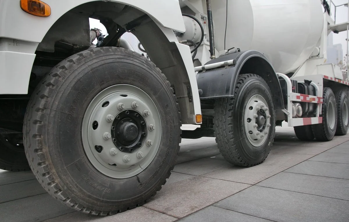 Used SINOTRUK Howo Mixer Truck 8x4 Drive Wheel Diesel Cement Truck for Sale Price on Concrete Mixer Trucks