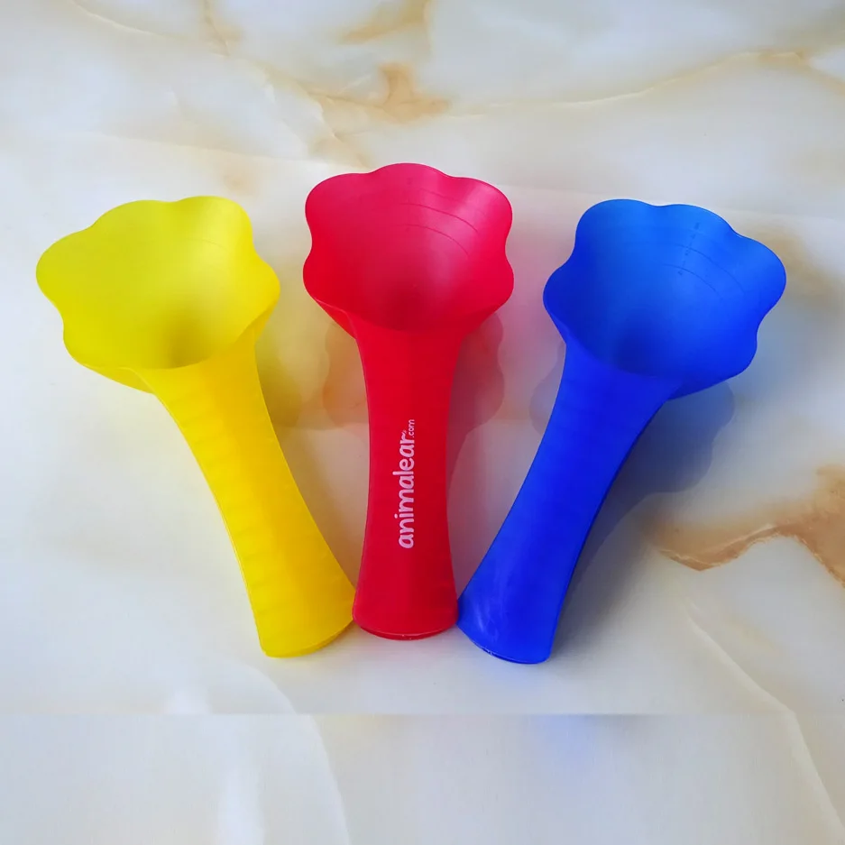 Pet food spoon with bag clip