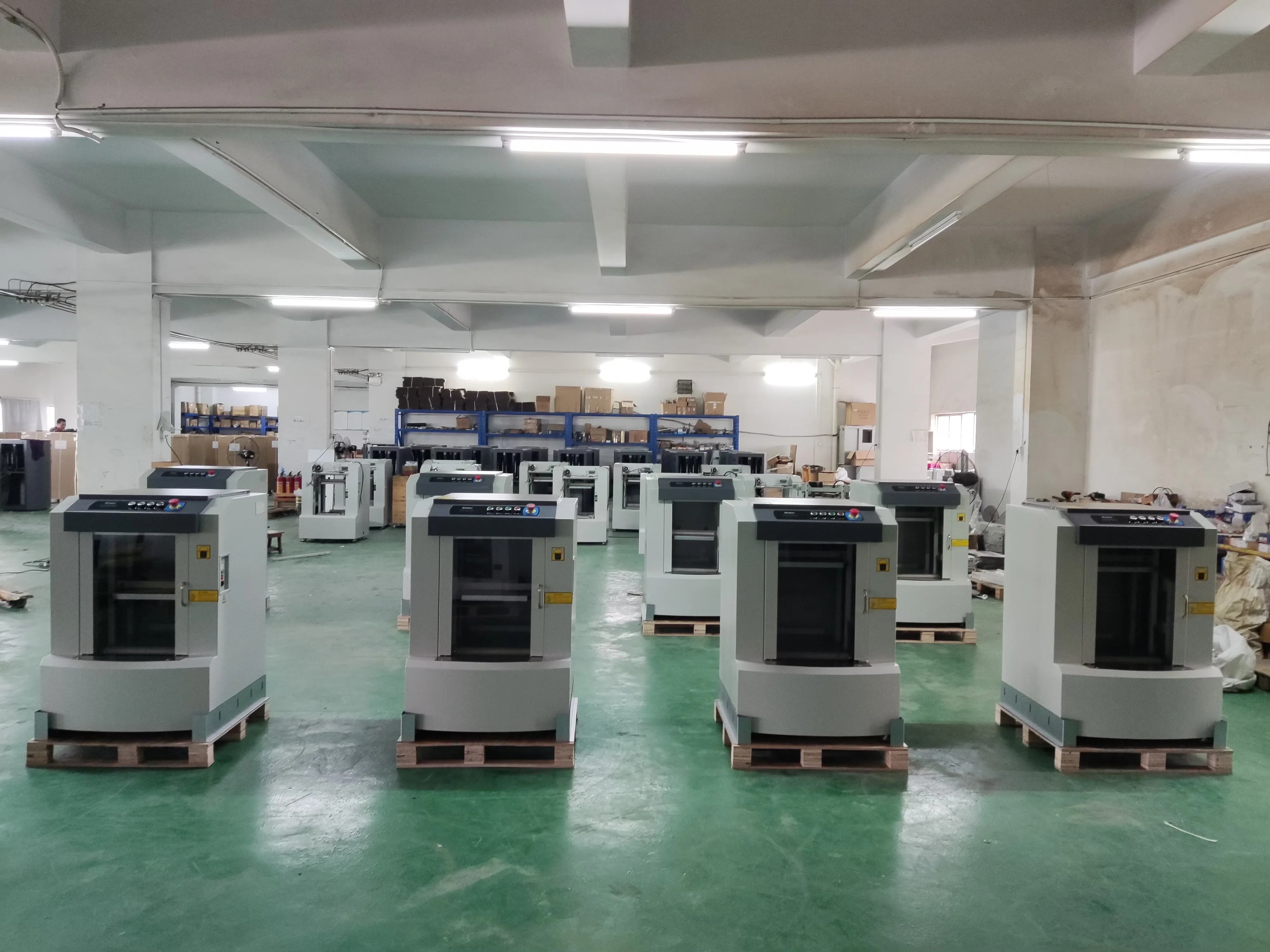 Automatic clamping paint shaker for high-speed hybrid