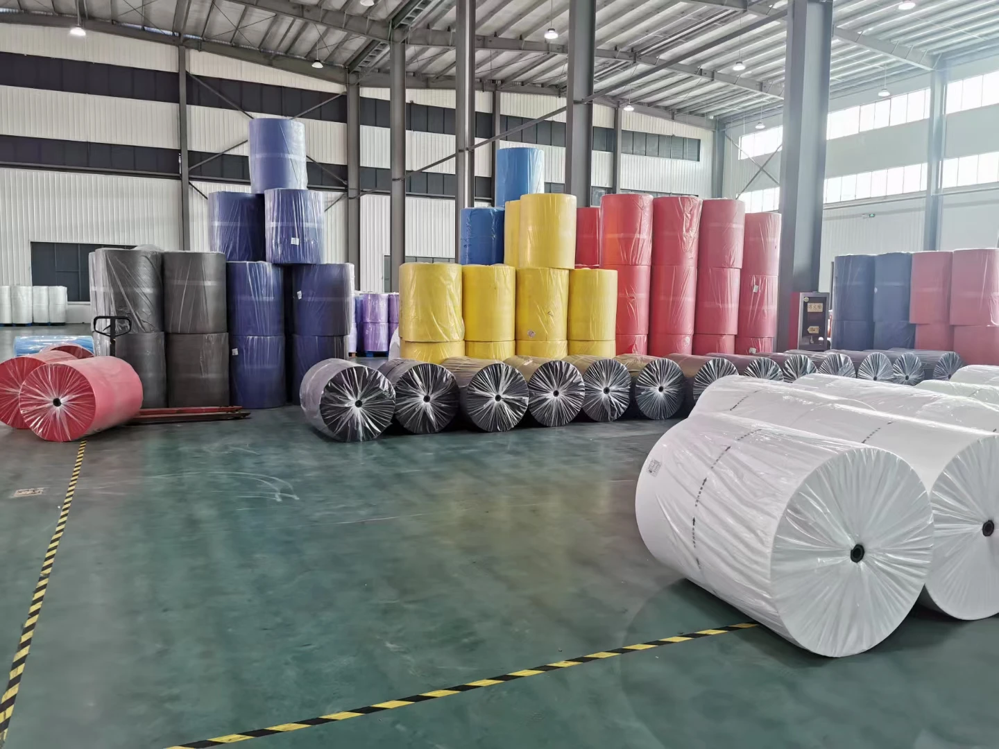 Color PP Nonwoven fabric Raw Material Spunbond Nonwoven Fabric In Roll For FFP2 FFP3 Face Mask