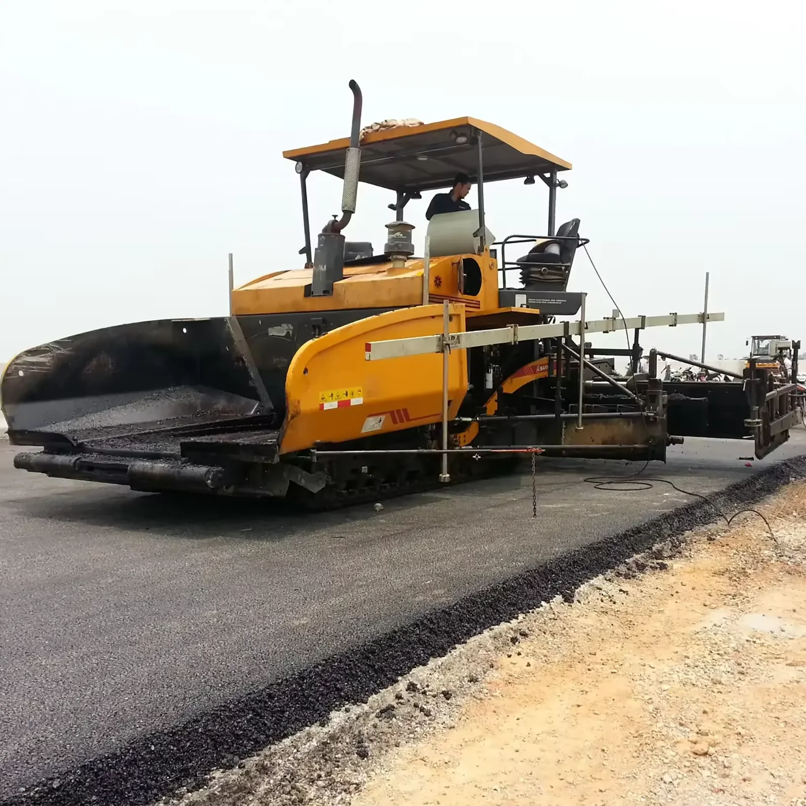 Famous Hot Selling SSP80C-8H Asphalt Concrete Paver 8.2m Paving Width Paver