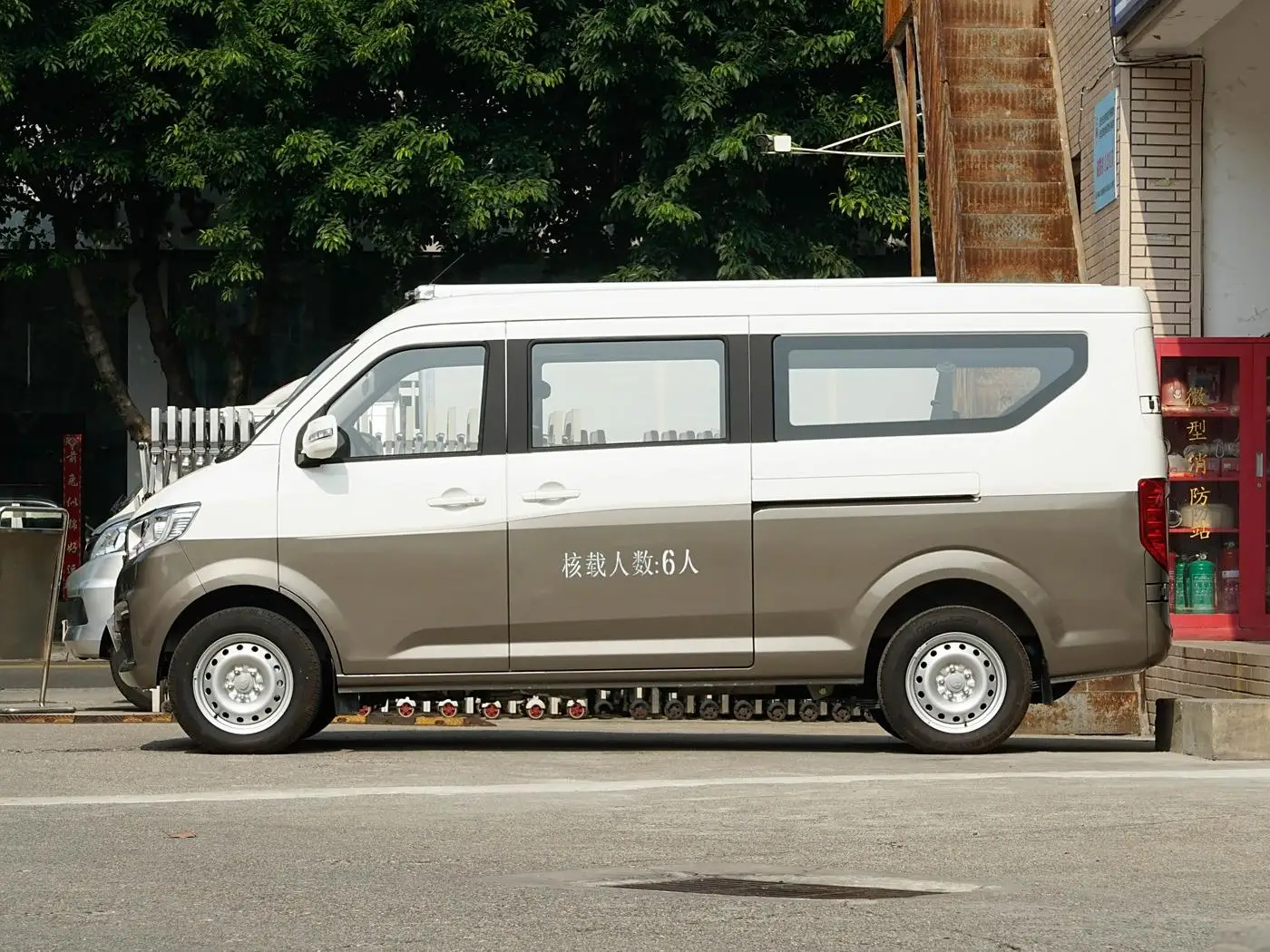 Changan/KYC V5 Gasoline/Petrol passenger van Spacious interior 7 8 9 11 seats passenger vehicle fuel RWD mini van at low price