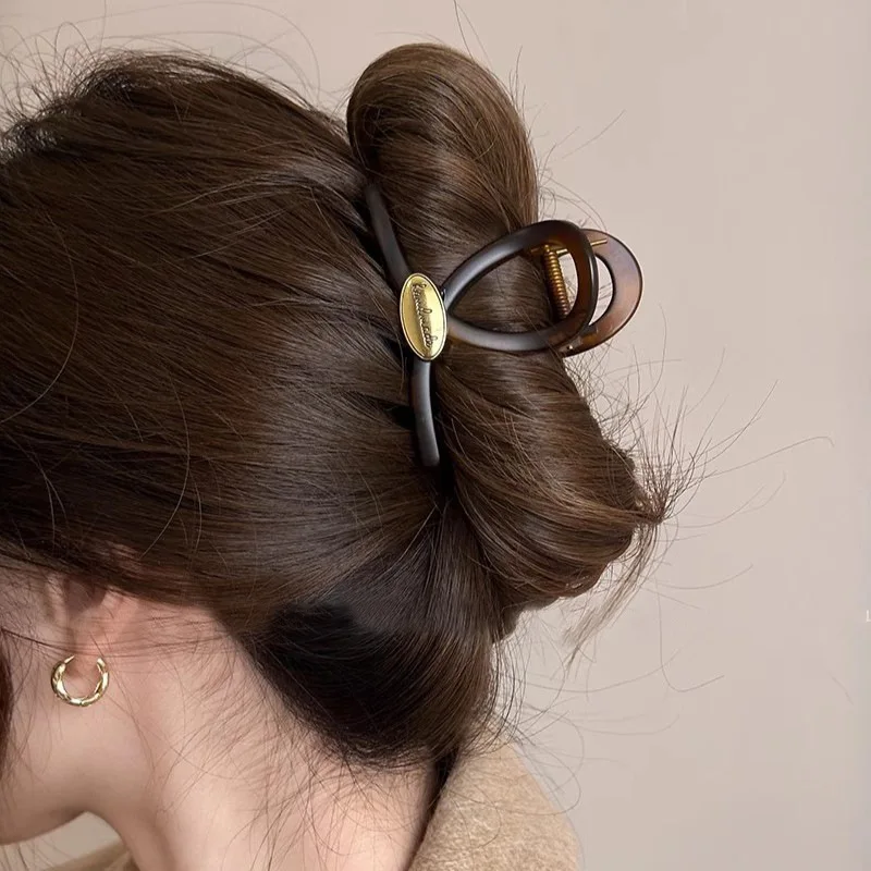 Women Fashion Accessories Metal Logo Hair Claw Clip Testudinarious Jaw Hair Grip Elegant Plastic Hair Claw
