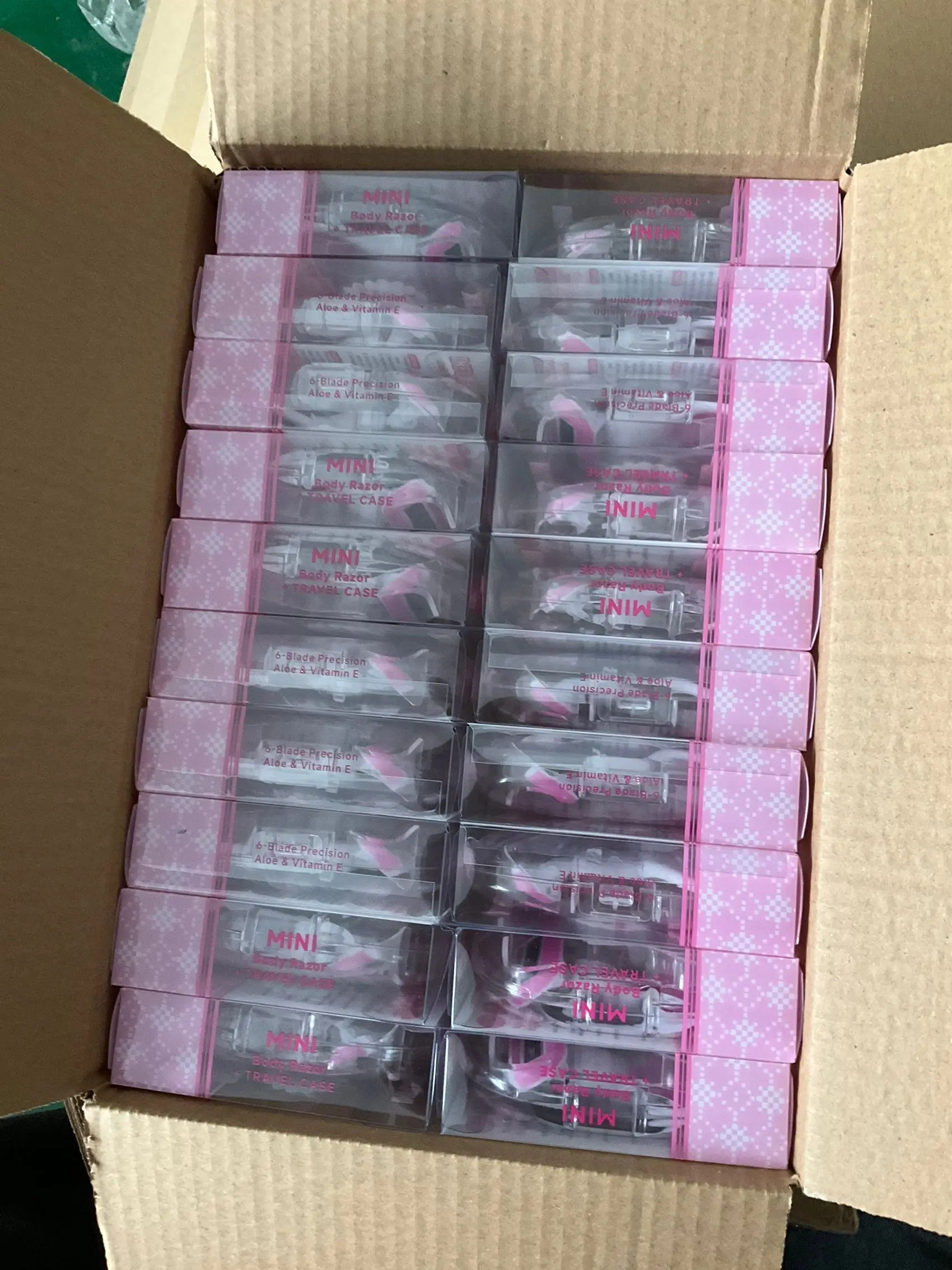 Six blade ladies razor with upgraded 6 blades cartridge around the wide guard bar in lubrication razor