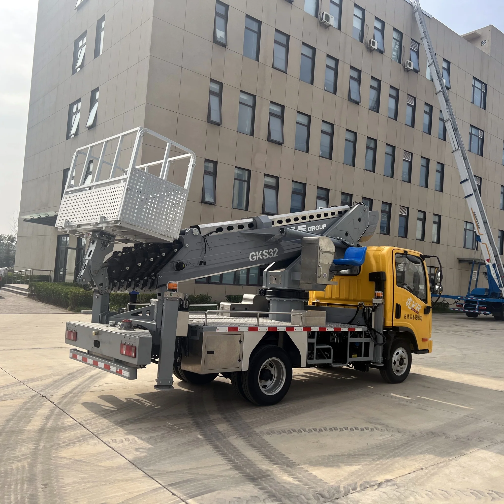 JIUHE factory price high altitude operation truck 32m aerial lift truck hydraulic boom lift aerial work platform truck