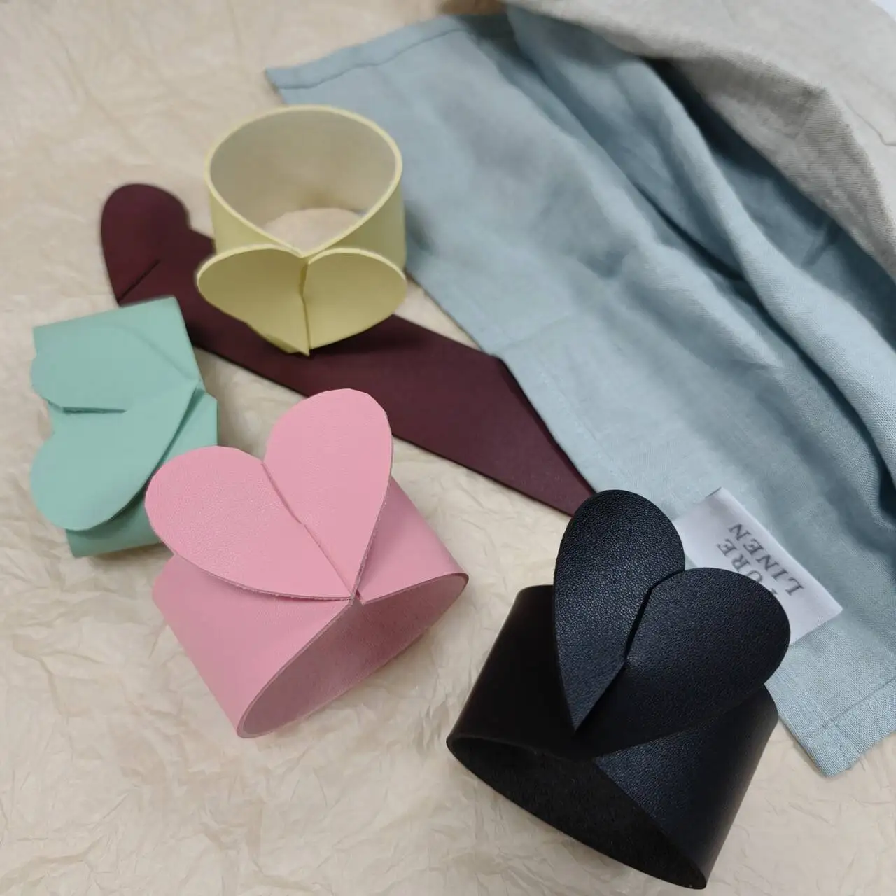 Customized Creative Design Heart Shape Wedding Birthdays Hotel Faux Leather Napkin Ring Clip