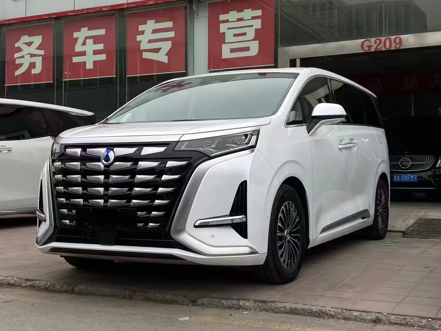 2024 Denza бренд 1 5 т 139HP Гибридный 5-дверный 7-местный пассажирский фургон MPV новый автомобиль