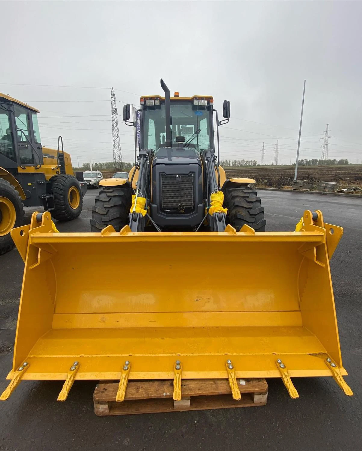 XC8-S3570 Mini Backhoe Loader 2500kg Payload Backhoe Loader with Telescopic Bucket for Sale