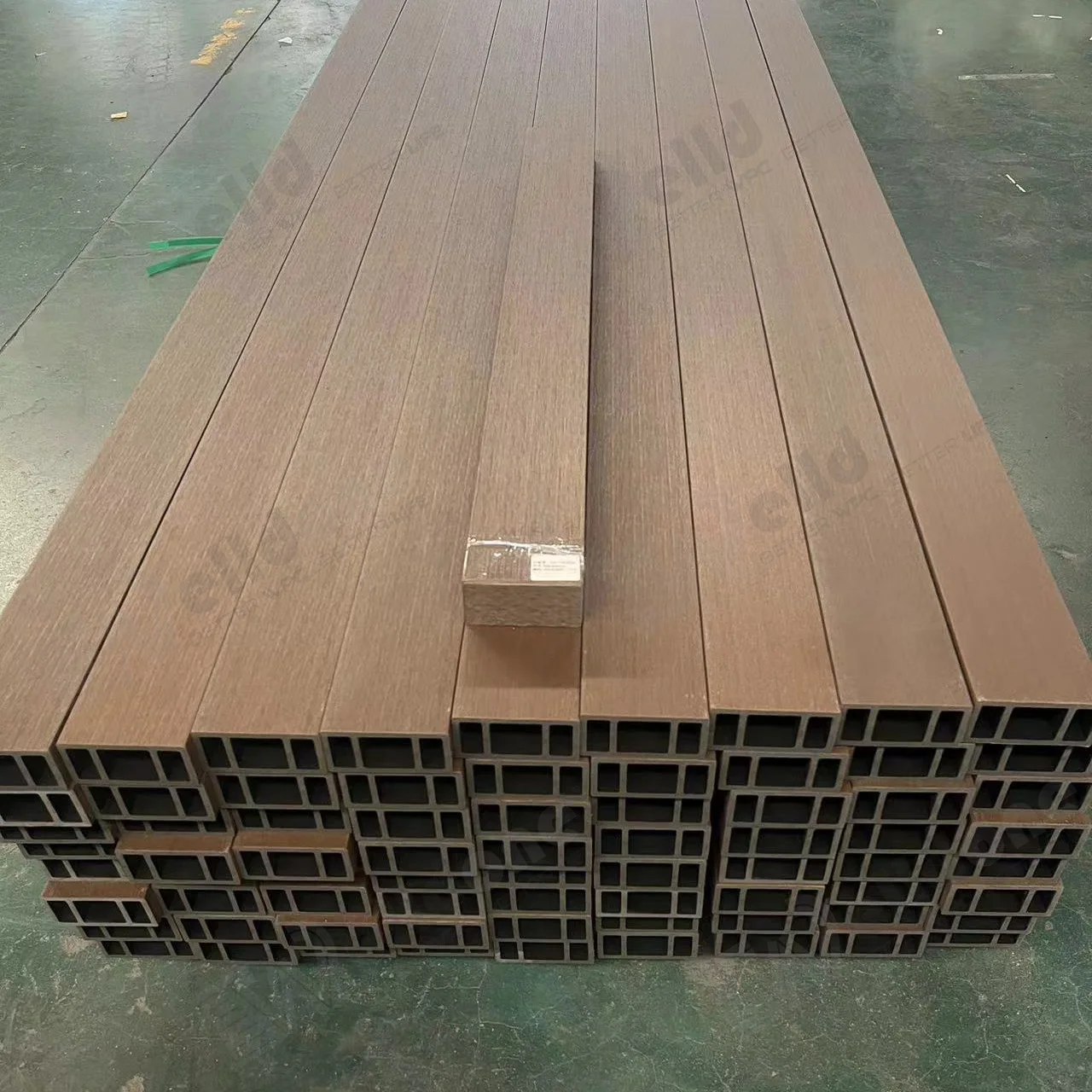 Living Room Kitchen Bedroom Bathroom Home Entryway Wood Slat Wall Post Partition Wood Plastic Composite WPC Square Timber Tube