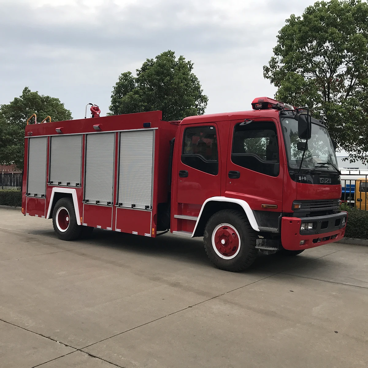 Японский пожарный автомобиль среднего размера ISUZU FVR с резервуаром для воды 10 куб. М