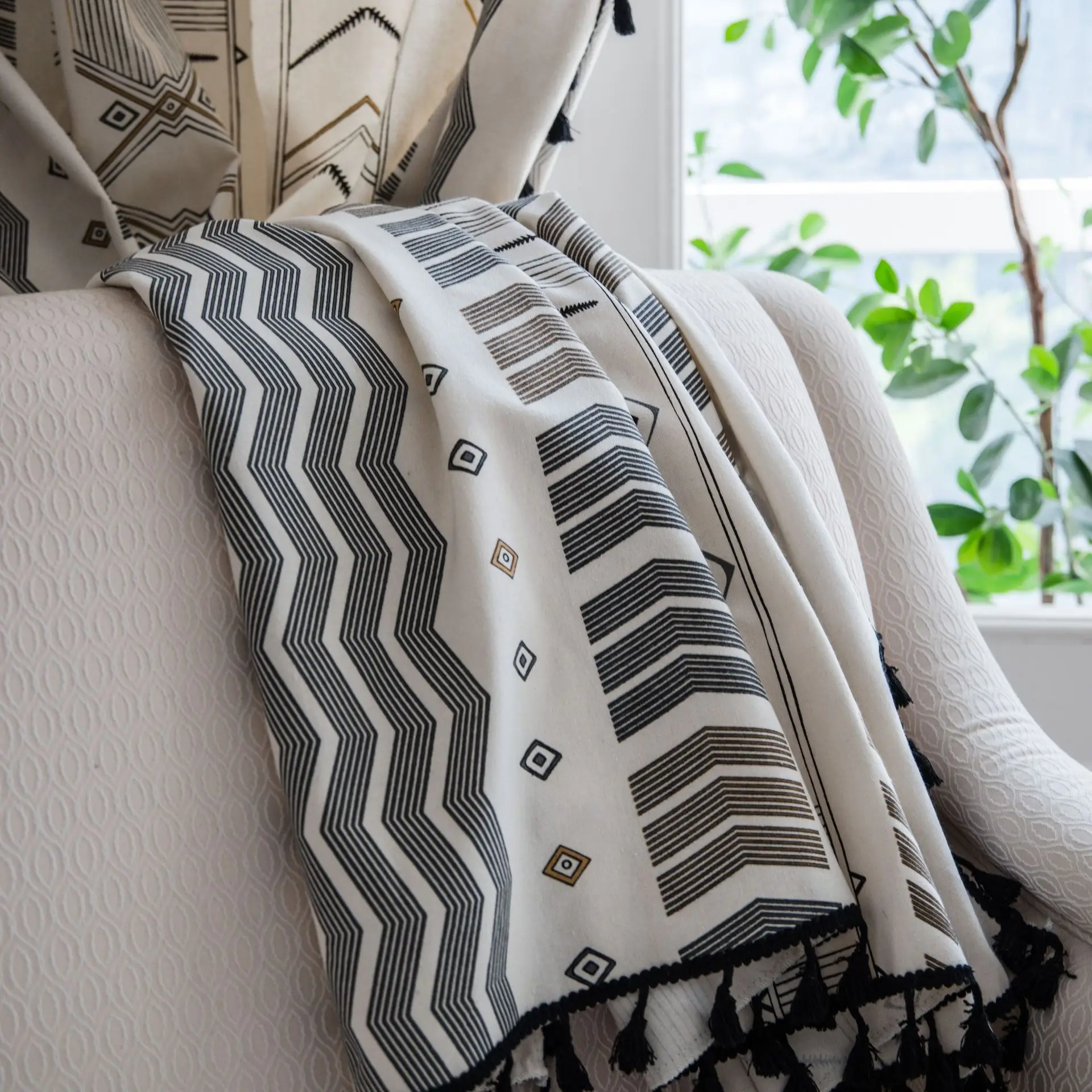 Wholesale Bohemian Cotton Linen Fabric Luxury Elegance Valance With Tassels Window Blackout curtain  for Living Room Bedroom