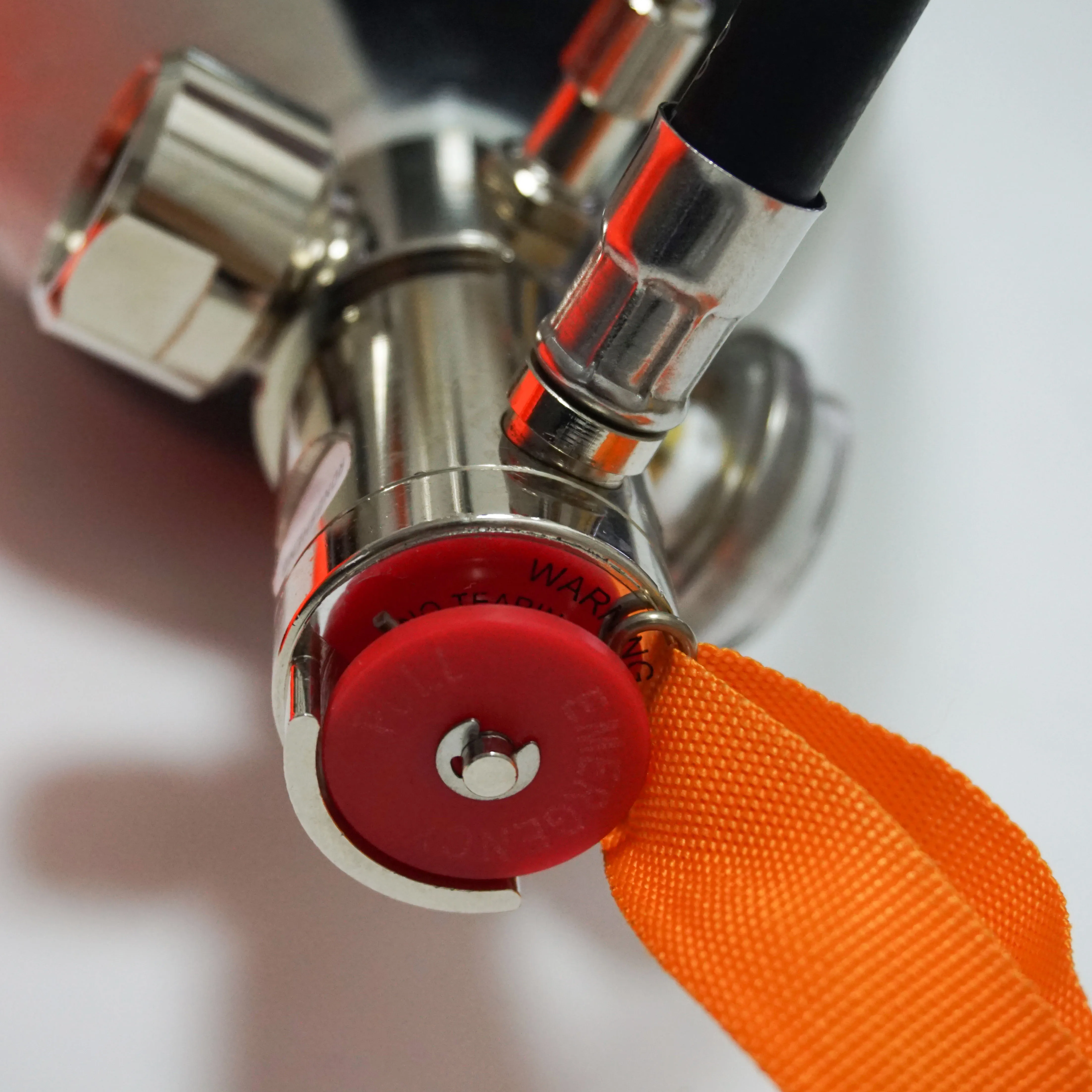 Rescue EEBD cylinder valve