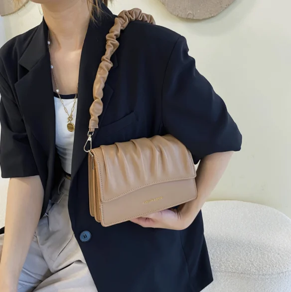 Fashionable ladies crossbody bag wholesale plicated pu leather chain shoulder bag for woman