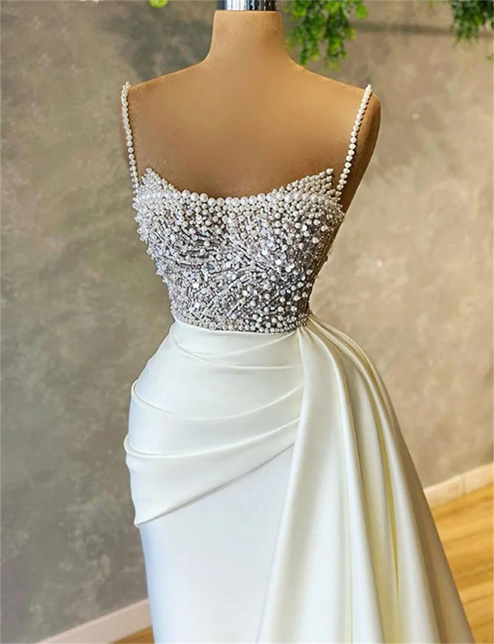 2023 Luxury Pearls Spaghetti Evening Dress Beading Sequins Ruched Prom Gowns Satin Sweep Train Mermaid Wedding Bridal Dress