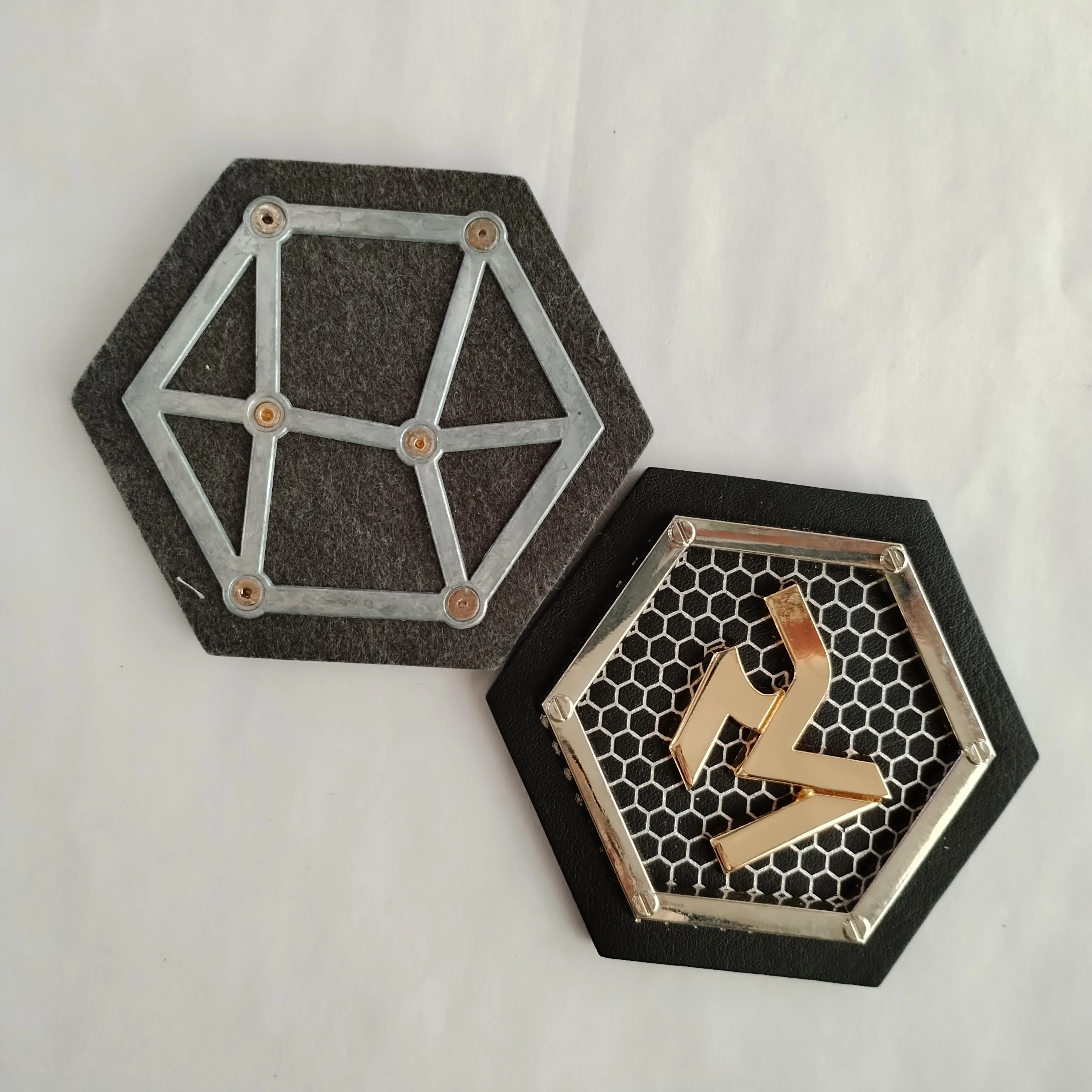 BL-L0003 Оптовая торговля тисненая кожа искусственная бирка джинсов сумки обувь одежду по дизайну заказчика изготовленным на заказ логосом одежды шляпы кожаными вставками