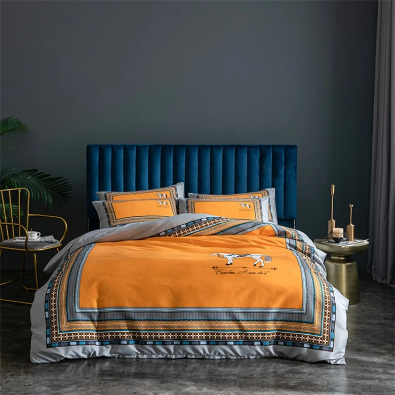 Factory wholesale 2021new design luxury microfiber fabric 150gsm high thread count smooth big size bed cover bedding set 4 piece