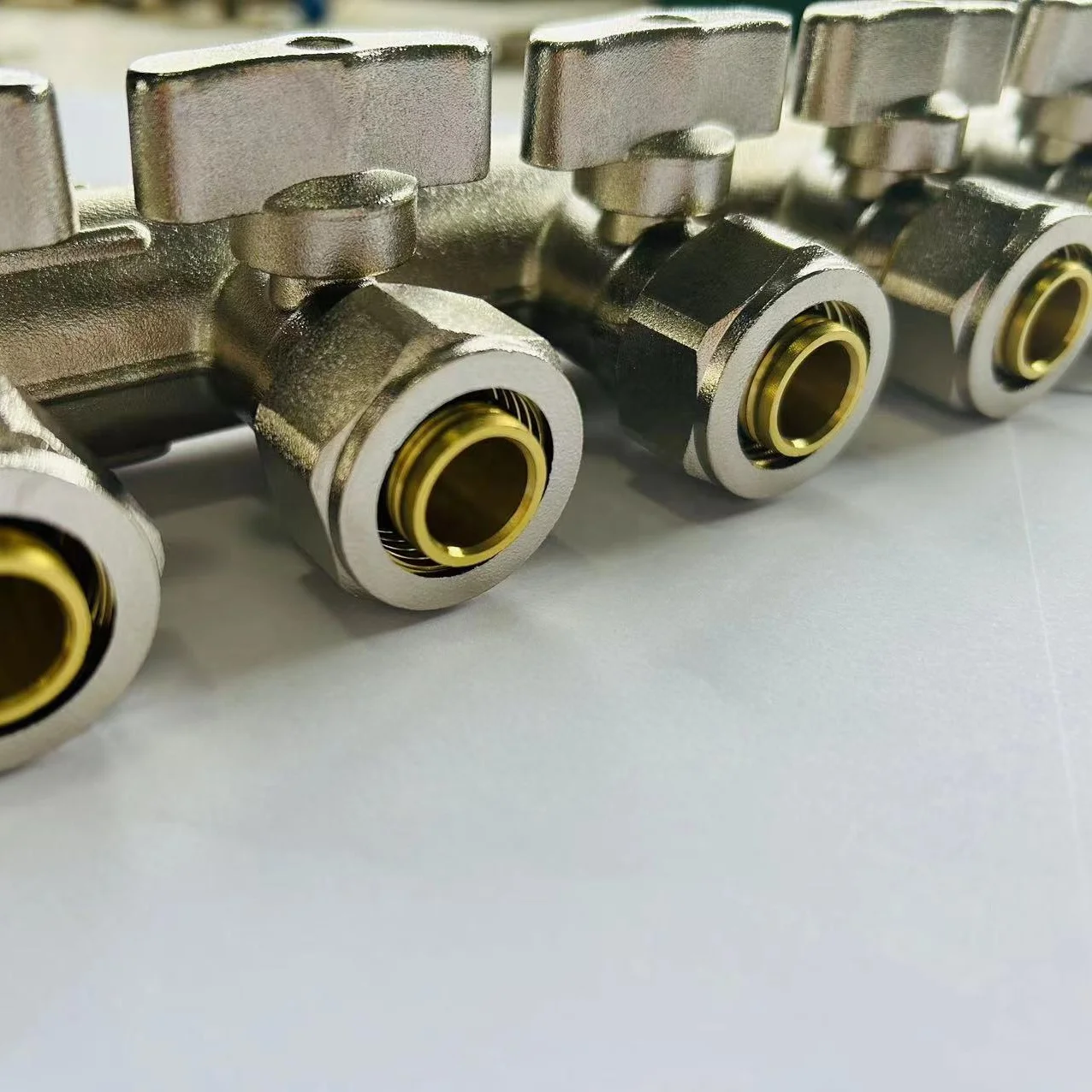 Manufacturer pipe fittings water separator 5way brass copper manifold with connector