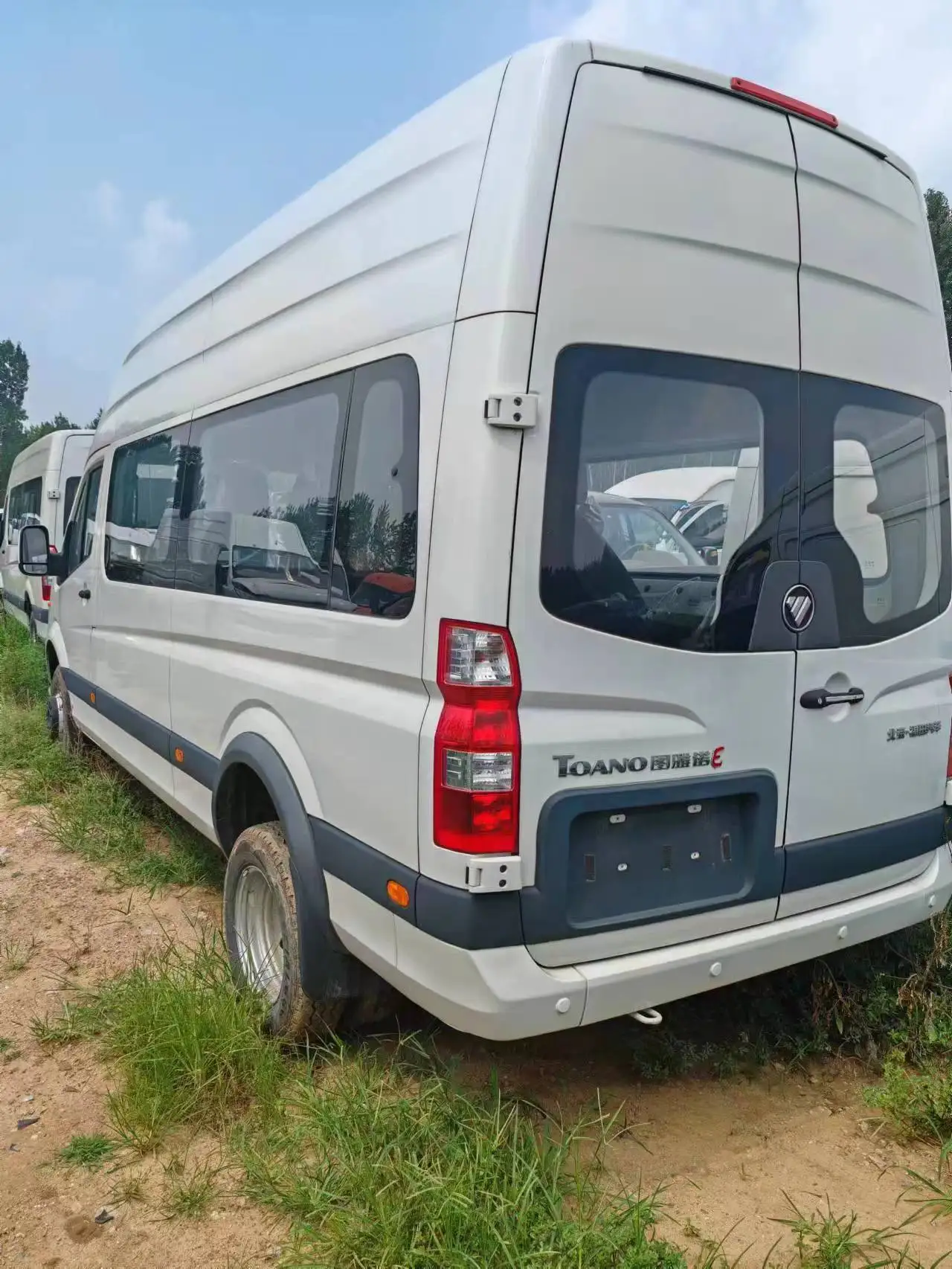 2023 Foton high roof 18 seats diesel passenger van bus or cargo van bus