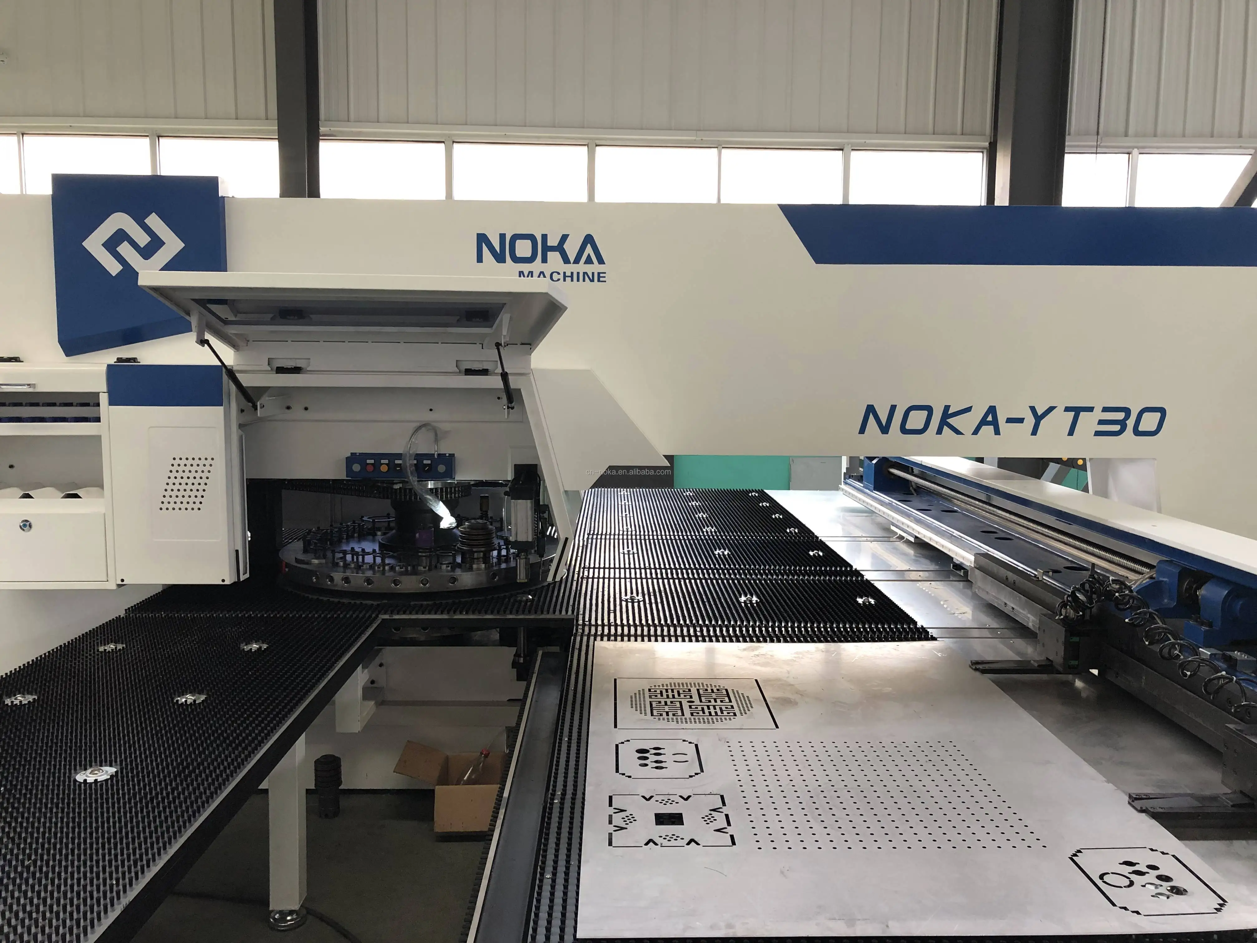 Hydraulic Turret Punch/CNC Punching Machine