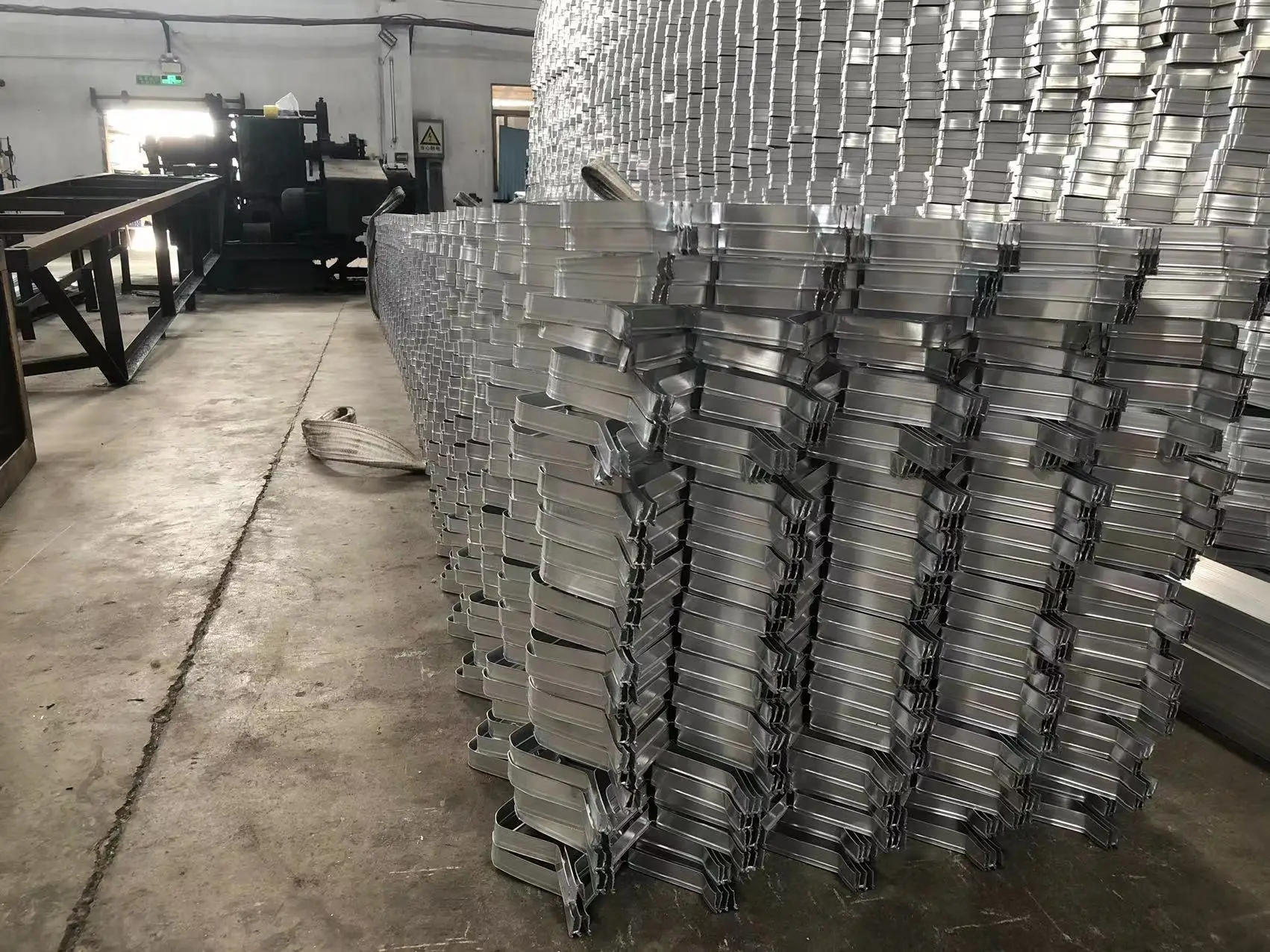 Asian New customized perforated decorative high quality expanded Aluminium Mesh Panel