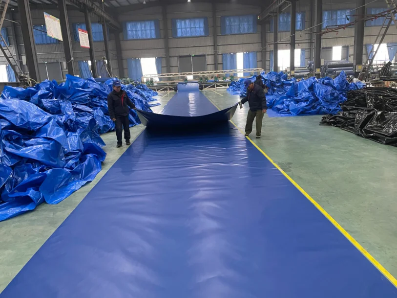 Сверхмощный 1000D 650gsm синий черный Водонепроницаемый брезент ПВХ для грузовиков
