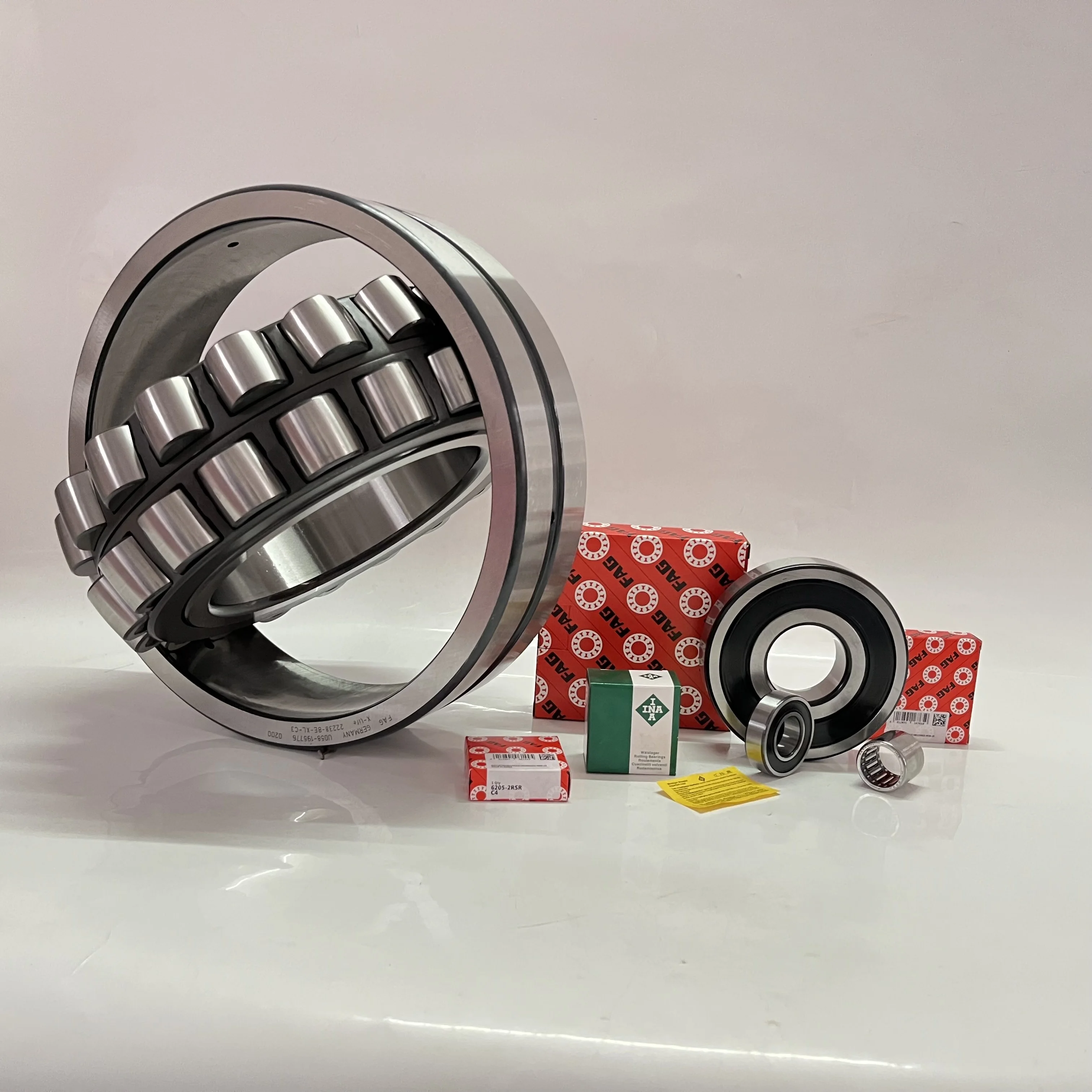 SKF Timken NSK NTN Roller Bearings Distributor 22211cc/W33 Spherical Roller Bearing Ball Bearing/Roller Bearing