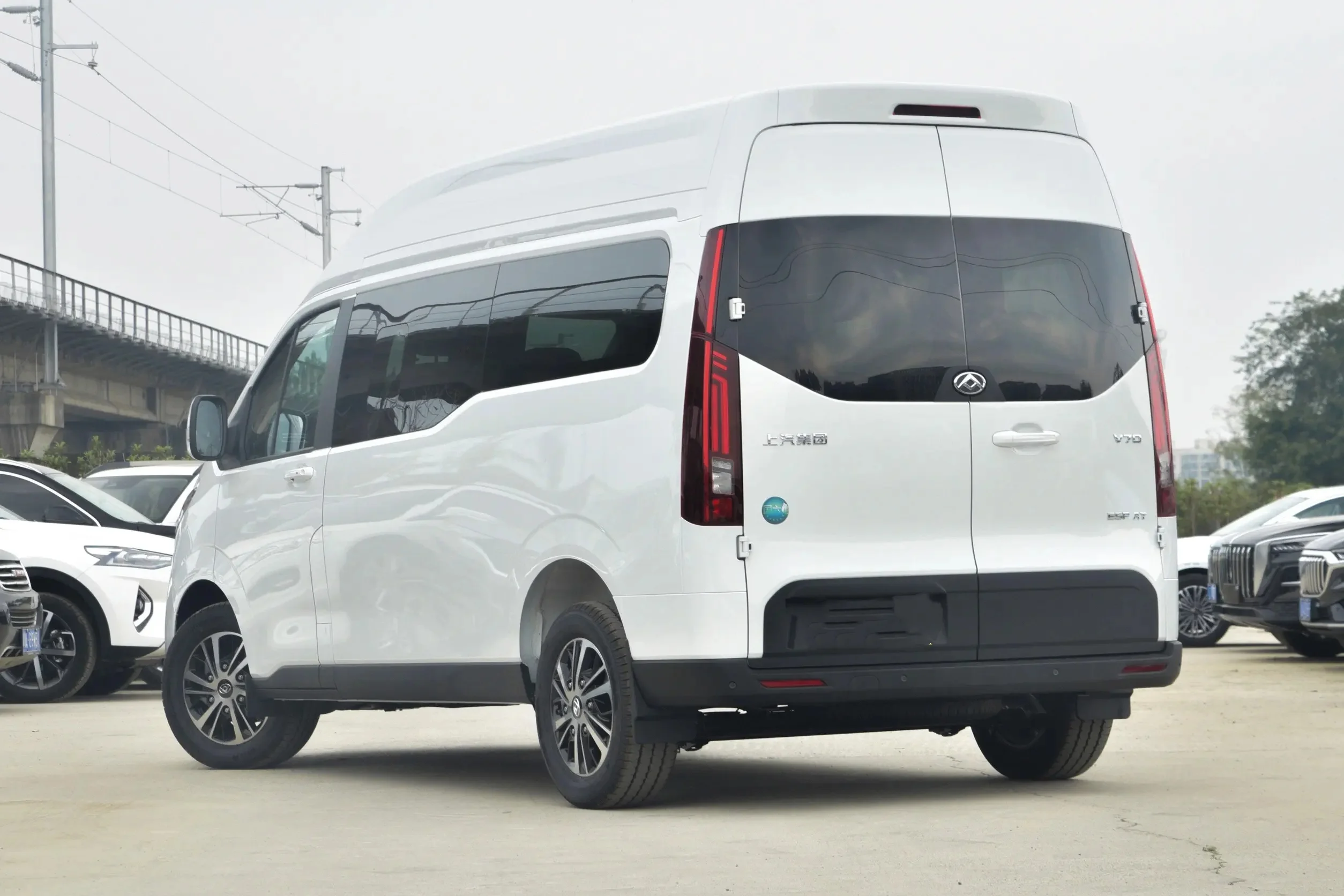 2024 SAIC Maxus V70 3-9-seater Luxury 2.0T diesel Station Wagon, Suitable for Commercial Logistics and Urban Use