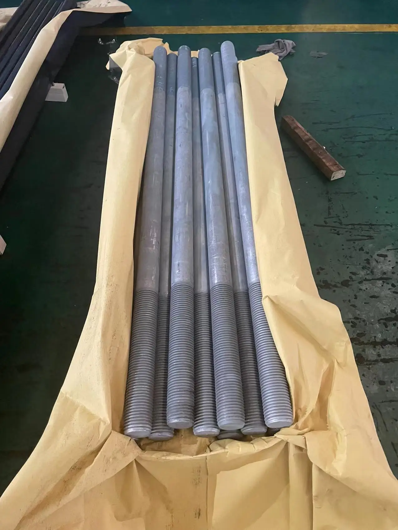 Black double end Thread rod - a320 L7 L43 L71 A193 B7 B16 Stud bolt C/W hex nuts 2H a320 Gr7M ceramic PTFE