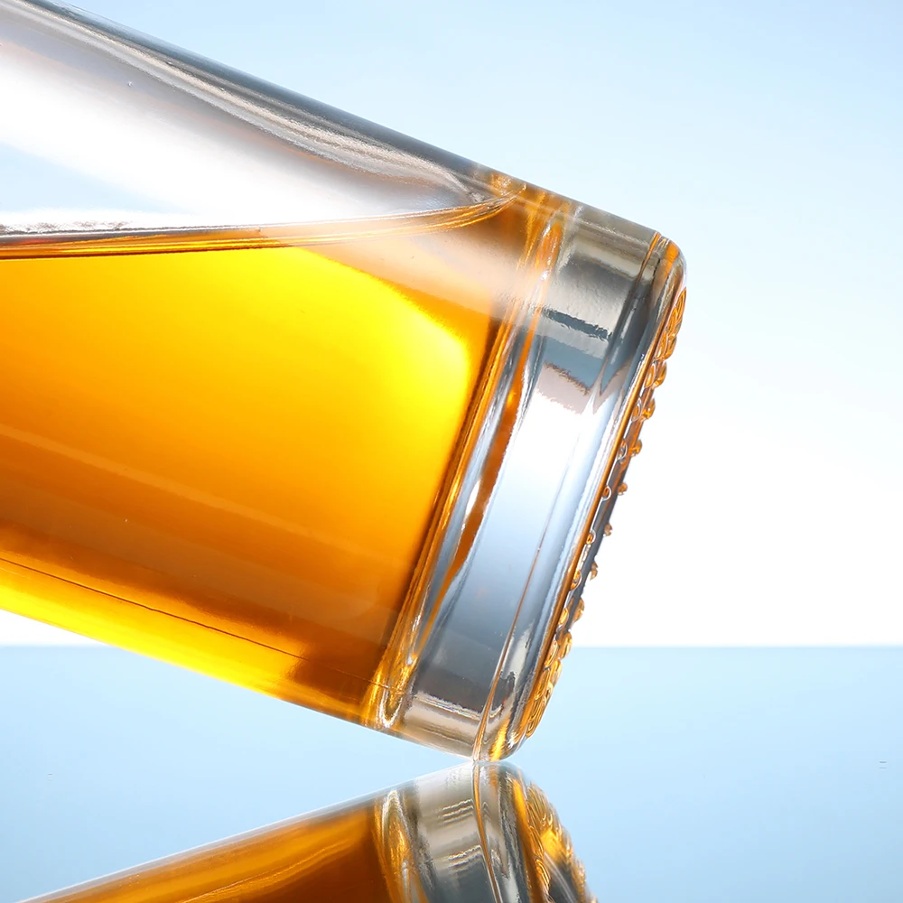 Wholesale 250ml 500ml 750ml Clear Glass Flasks for Liquor Flat Whisky Bottle with Screw Cap for Whiskey