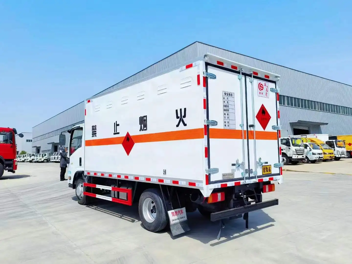 Isuzu Dangerous Goods Transport Vehicle Multi functional Cargo Truck 40 cbm Vans