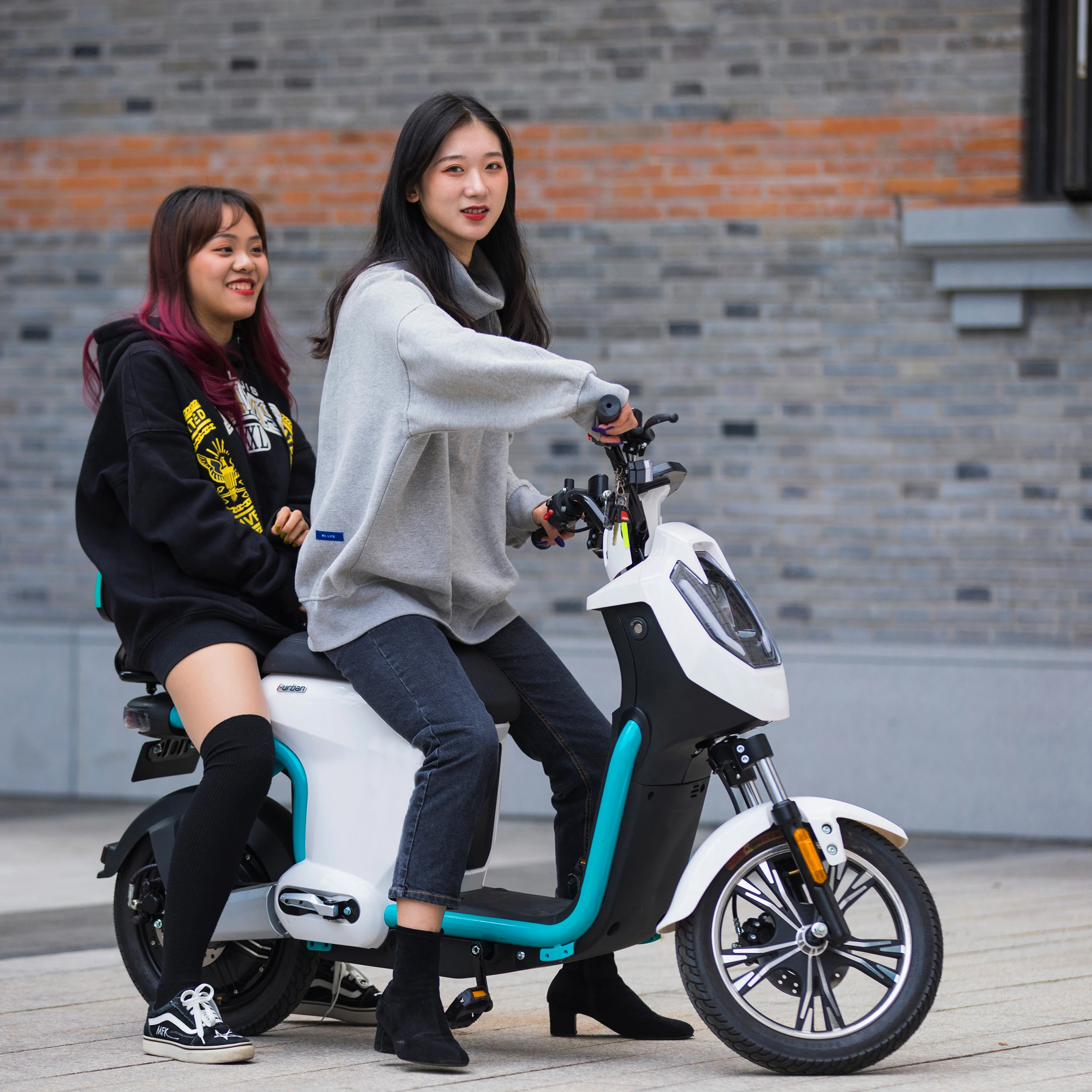 Eec L1e-b 1500w Bosch Motor 25km/h Gener Electric Moped Disc Brake Stylish Small Size Electric Scooter