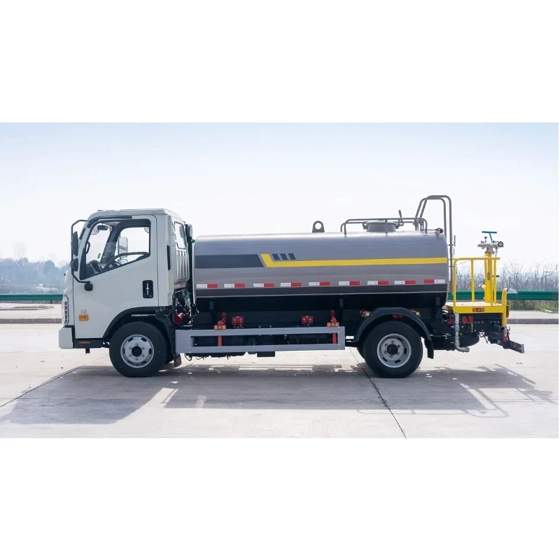 Light duty sprinkler truck fully automatic robot welding integrated tank body Foton 5 m ³ sprinkler truck
