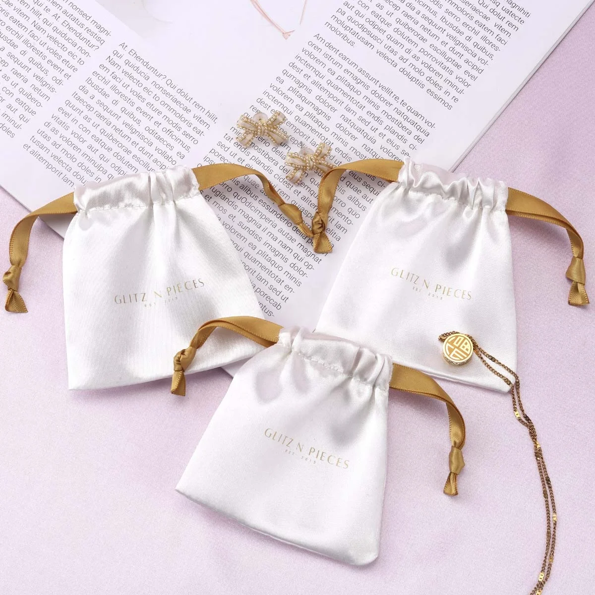 Маленькие атласные ювелирные изделия с принтом логотипа