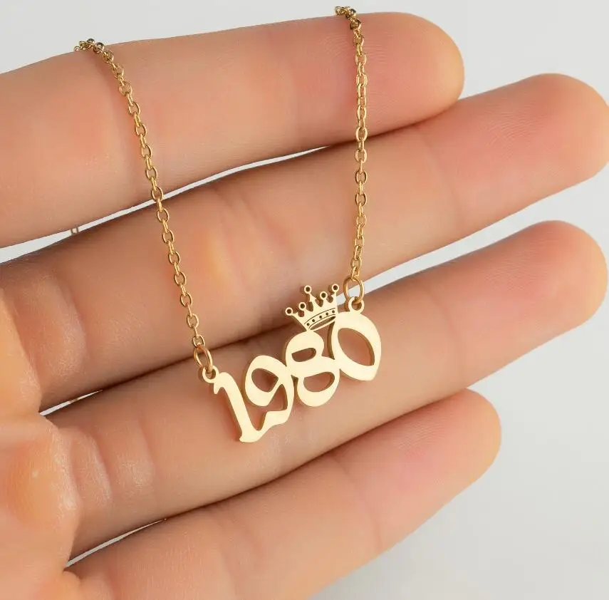  Прямая поставка 1980-2020 Новые ожерелья из нержавеющей стали для родов и новорожденных на английском языке с индивидуальным номером ожерелье короной